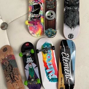 Finger skateboard